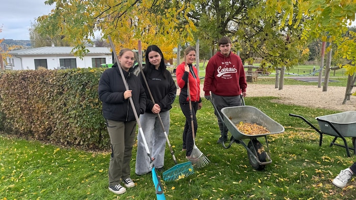 Einige Schüler des Pannoneums verschönerten den Garten im Kinderhospiz Sterntalerhof.