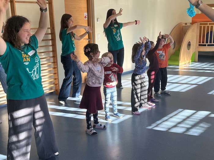 Gemeinsam wurde auch geturnt und getanzt.