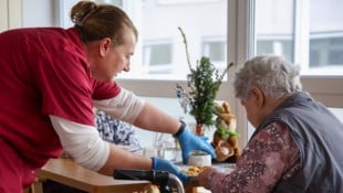 Tröster Andreas Unsere Gesellschaft wird älter, die Mitarbeiter in der Pflege sind rar: Und trotzdem will das ...