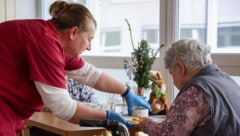 Unsere Gesellschaft wird älter, die Mitarbeiter in der Pflege sind rar: Und trotzdem will das ...