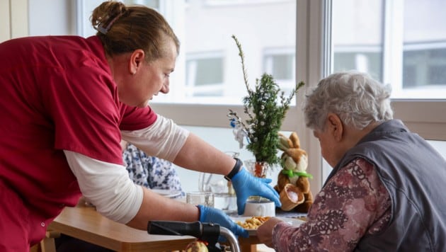 Unsere Gesellschaft wird älter, die Mitarbeiter in der Pflege sind rar: Und trotzdem will das ...