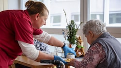 Unsere Gesellschaft wird älter, die Mitarbeiter in der Pflege sind rar: Und trotzdem will das ...