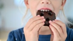 Die allermeisten Kinder lieben Süßes. Ein entspannter Umgang damit hilft, ein gesundes ...