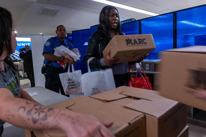 Tafeln versorgen Flughafenmitarbeiter in New Jersey mit Lebensmittelpaketen.