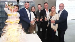 Eröffnung mit Sektpyramide, von links:  Patrick Meszarits (Schlumberger), Aurore Jeudy, Stephan ...