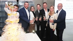 Eröffnung mit Sektpyramide, von links:  Patrick Meszarits (Schlumberger), Aurore Jeudy, Stephan ...