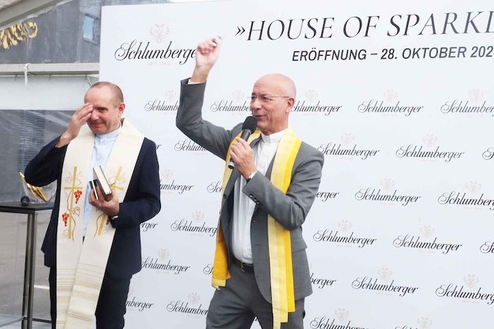 Dompfarrer Toni Faber segnete das neue Werk.