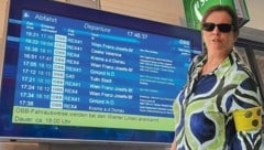 Eine sehbehinderte Frau hat besonders massive Probleme bei Verspätungen oder Ausfällen.