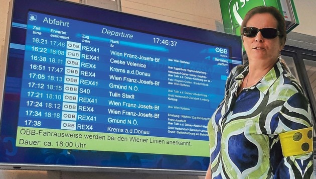 Eine sehbehinderte Frau hat besonders massive Probleme bei Verspätungen oder Ausfällen.