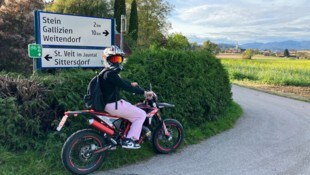 Helena fährt täglich mit dem Moped zum Bahnhof.