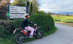 Helena fährt täglich mit dem Moped zum Bahnhof.
