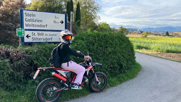 Helena fährt täglich mit dem Moped zum Bahnhof.