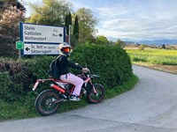 Helena fährt täglich mit dem Moped zum Bahnhof.