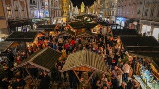 Christkindlmärkte, wie dieser am Welser Stadtplatz, sind in der Adventzeit richtiggehende ...