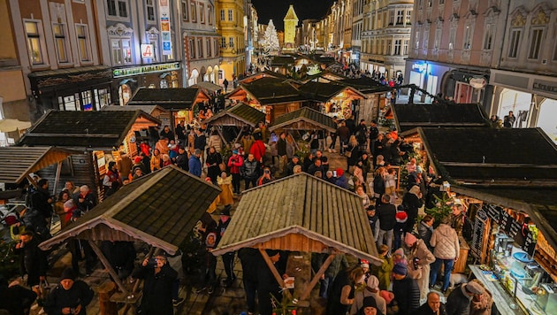 Christkindlmärkte, wie dieser am Welser Stadtplatz, sind in der Adventzeit richtiggehende ...