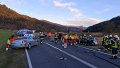 Durch die Wucht des Aufpralls wurden die Autos stark beschädigt, Fahrzeugteile flogen umher.