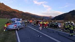 Durch die Wucht des Aufpralls wurden die Autos stark beschädigt, Fahrzeugteile flogen umher.