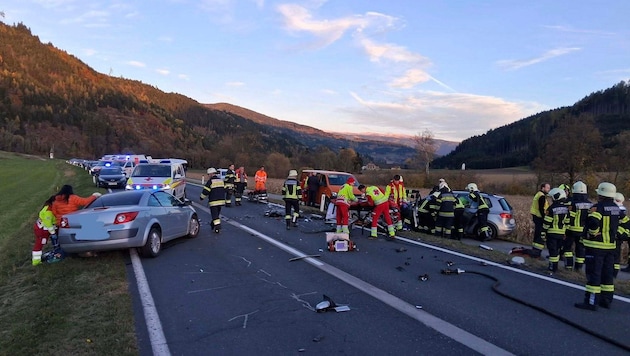 Durch die Wucht des Aufpralls wurden die Autos stark beschädigt, Fahrzeugteile flogen umher.