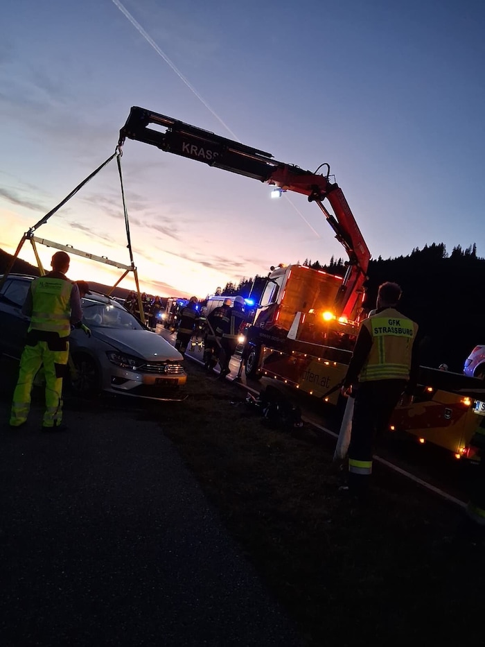 Nachdem die Verletzten versorgt waren, hatten die Einsatzkräfte noch mit Aufräumarbeiten zu tun.