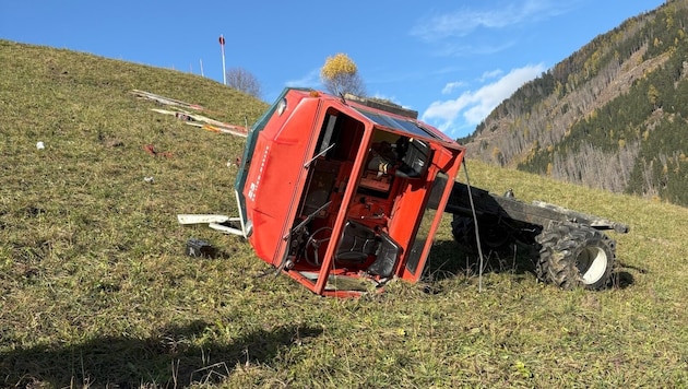 Der Motorkarren hatte sich beim Absturz überschlagen.