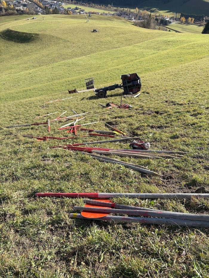 Das Fahrzeug hatte Schneestangen und anderes Markierungsmaterial geladen.