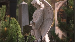 Am Zentralfriedhof in Annabichl in Klagenfurt bringt eine Führung „Licht in der Nacht“ und ...
