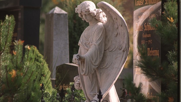 Am Zentralfriedhof in Annabichl in Klagenfurt bringt eine Führung „Licht in der Nacht“ und ...