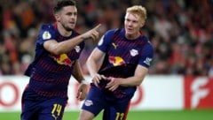 Christoph Baumgartner (li.) und Nicolas Seiwald zeigen in Leipzig groß auf.