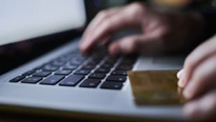 Die Täter verunsichern ihre Opfer und bieten dann Hilfe an