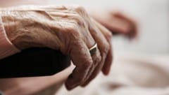 Ältere Menschen fallen besonders häufig auf den Polizistentrick herein. So auch eine 73-jährige ...