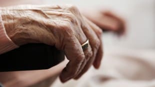 Die Angehörigen sollen die Frau nach einem Sturz am Küchenboden liegen gelassen haben. 