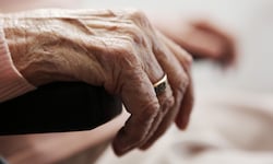 Die Angehörigen sollen die Frau nach einem Sturz am Küchenboden liegen gelassen haben. 