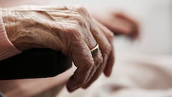 Die Angehörigen sollen die Frau nach einem Sturz am Küchenboden liegen gelassen haben. 