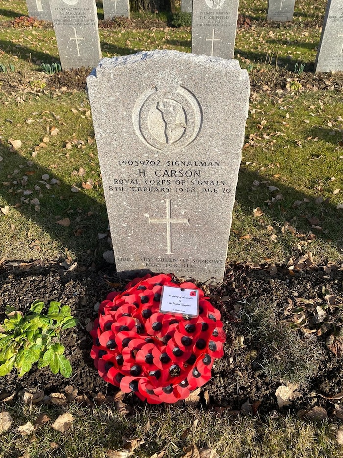 Kränze bei den Britischen Soldaten.