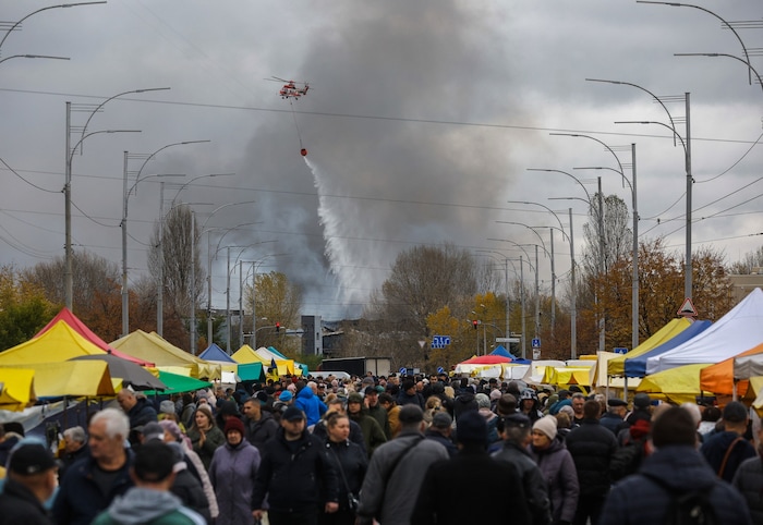 Ukrainer versammeln sich nach russischen Angriffen auf einem Straßenfest in einem Kiewer ...