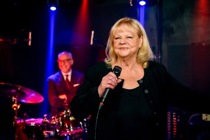 In „Bis auf Weiteres unsterblich“ darf die große Marianne Mendt auch ein Lied zum Besten geben.