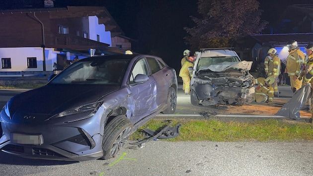 Beide Fahrzeuge wurden massiv beschädigt.