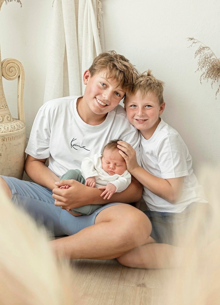 Luca und Noah mit Brüderchen Liam