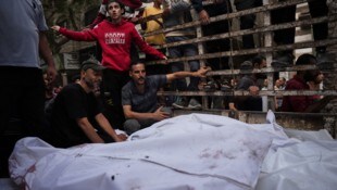 Die Luftangriffe forderten wohl Dutzende Opfer.