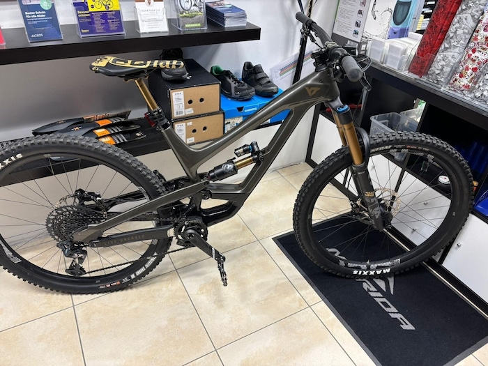 Hat jemand das YT-Mountainbike (Wert: 6000 Euro) gesehen?