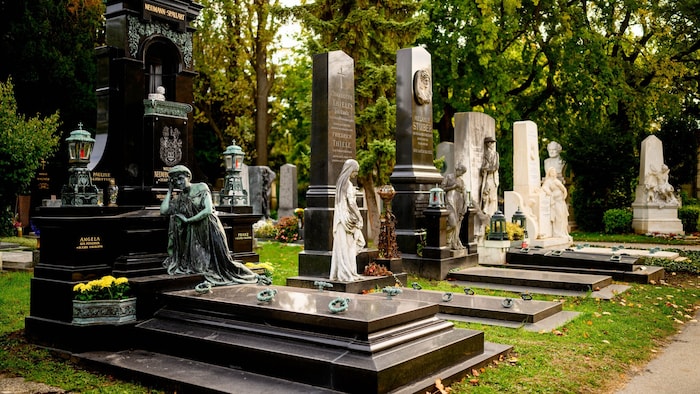 Der Brauch, rund um Allerheiligen der lieben Verstorbenen zu gedenken und die Friedhofsgräber ...