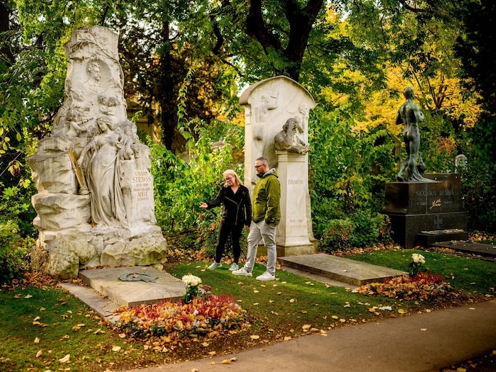 Besuch bei Johann Strauss Sohn. Auf seinem Grabstein als Symbole: eine Fledermaus für die ...