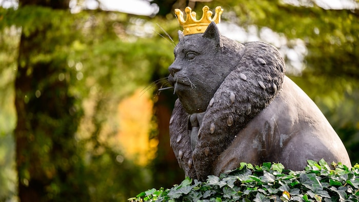 Mit Tschick in der Schnauze thront Katzenkönig Basil am Grab von Karikaturist Manfred Deix, der ...