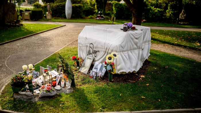 Die Urne von Ausnahmekünstler und Sänger Udo Jürgens wurde in einem weißen Marmorflügel mit ...