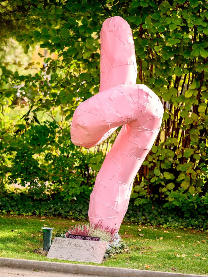 Skulptur bei der Grabstelle von Künstler Franz West. In Klein hatte er sie als Kühlerfigur ...