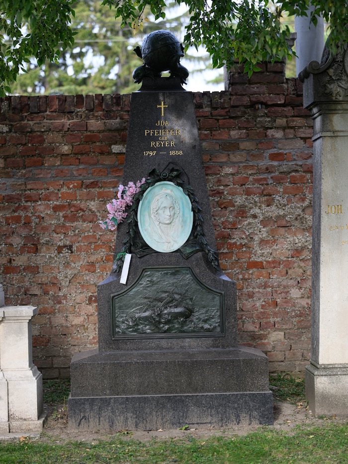 Ehrengrab einer spannenden Frau: Ida Pfeiffer († 1858) war auf zwei Weltreisen und ...