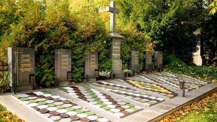 Dachziegel nach dem Muster des Wiener Stephansdoms zieren die Gräber der Domkapitel-Mitglieder.