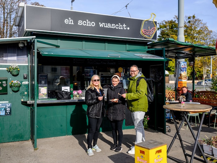 Claudia Muchitsch und Mario Aberl gönnen sich eine Käsekrainer nach dem Friedhofsbesuch beim ...