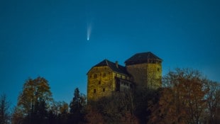 Farbenfroher Komet: Der Kopf schimmert grünlich, dahinter leuchtet der Schweifstern gelblich, ...