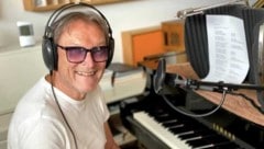 Edwin Wiegele im Aquarius-Tonstudio. Für „Sag mir“ singt er und spielt natürlich Klavier.
